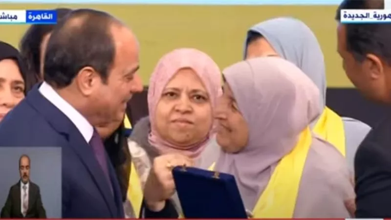 الرئيس السيسي يكرم عددا من النماذج النسائية المصرية المشرفة