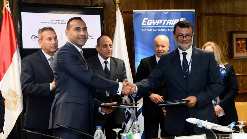 عباس يشهد توقيع بروتوكول تعاون بين مصر للطيران وبنك مصر