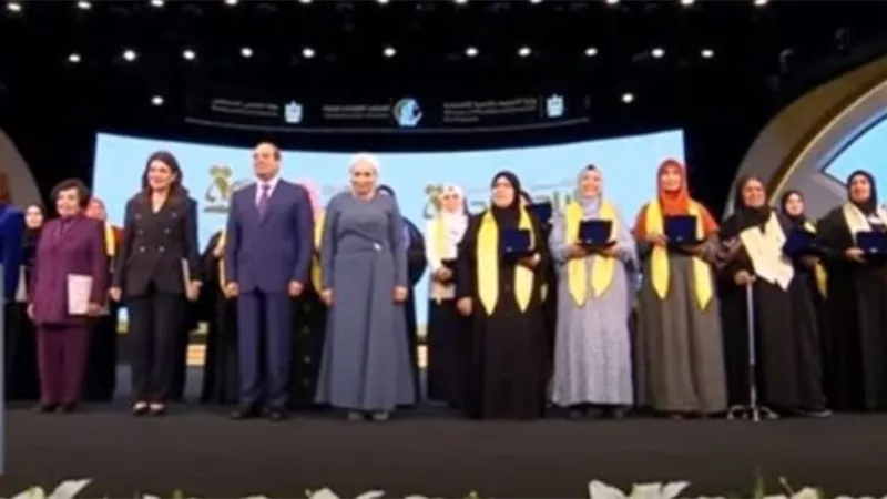 الرئيس السيسي وقرينته يتوسطان صورة تذكارية مع عدد من النماذج النسائية المشرفة