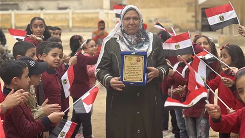 ممر شرفي لمعلمين بعد خروجهما على المعاش بمدرسة جمجرة بالقليوبية