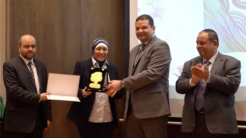 أمرأة فوق العادة ... وزير المالية يكرم مها علي رئيس وحدة الإعلام بالضرائب