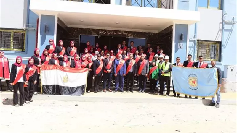 رئيس وطلاب جامعة سوهاج يزورون مشروع إنشاء الوحدات السكنية..صور