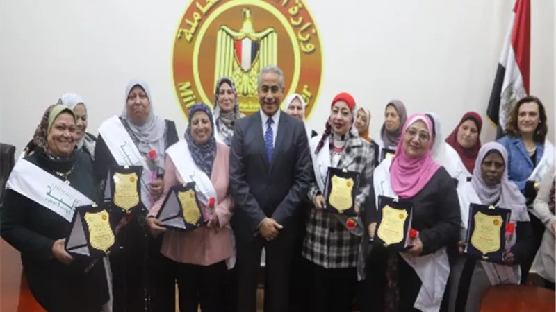 وزير القوى العاملة يُسلم دروع تكريم لـ 55 من الأمهات والآباء..صور