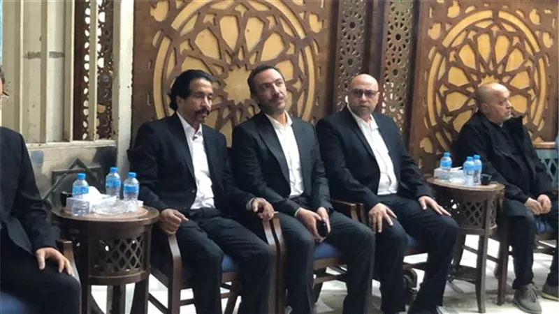 طارق لطفى يقدم واجب عزاء فى وفاة زوجة مجدى فكرى