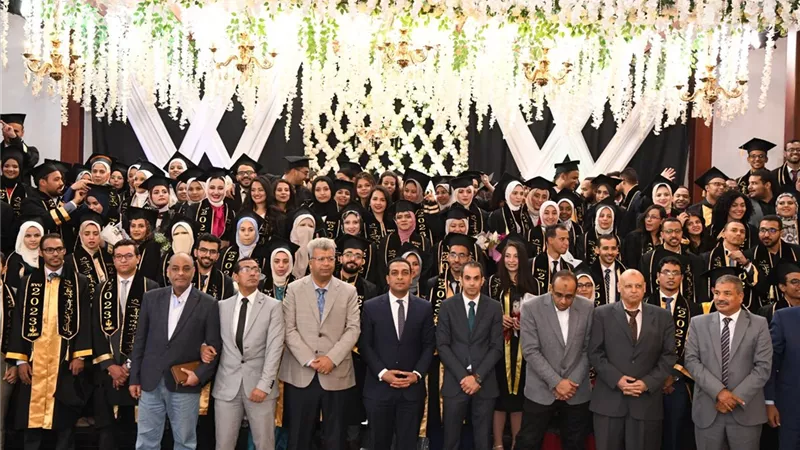 الداودى يشهد حفل خريجي طلبة كلية طب جنوب الوادي