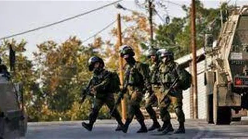 الاحتلال يعتقل 11 فلسطينيا من أنحاء متفرقة بالضفة الغربية
