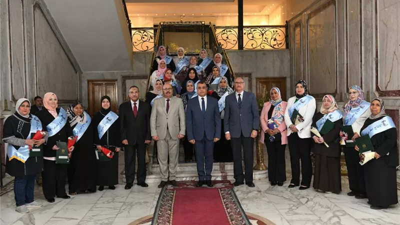 وزير الإنتاج الحربي: الأمهات المكرمات مثلًا يحتذى به في البذل والعطاء