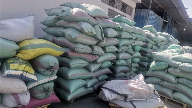 ضبط 8 طن كسر بلاستيك مجهول المصدر داخل مصنع بالعاشر