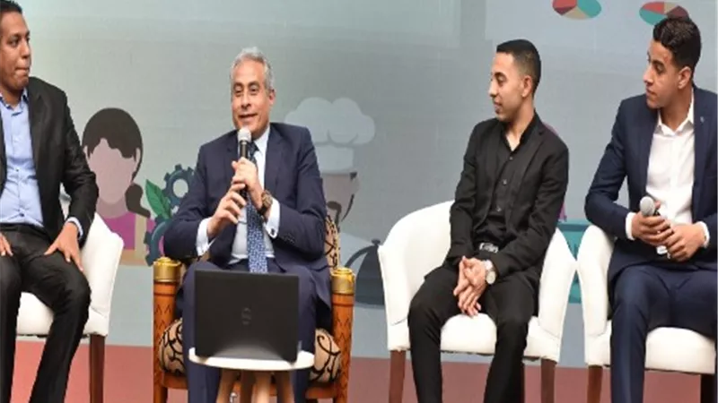وزير القوى العاملة يحاور خريجي برنامج التدريب المهني