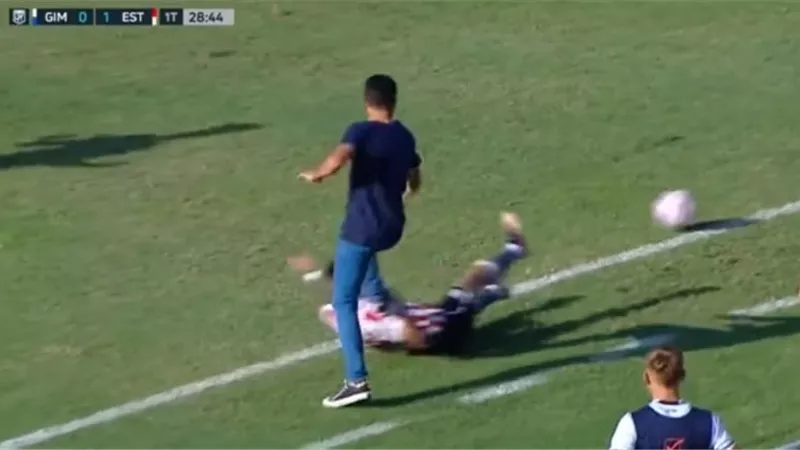 تصرف غريب.. مدرب يركل لاعب في الدوري الأرجنتيني.. فيديو