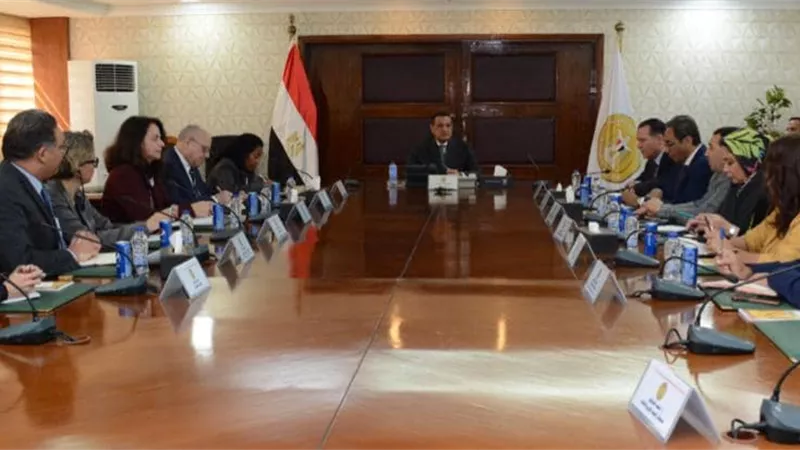وزير التنمية المحلية التعاون مع يبحث مع وفد البنك الدولي