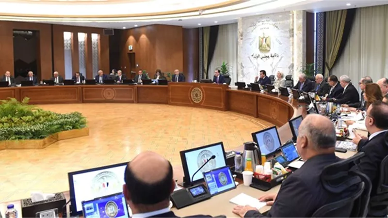 لضبط الأسواق.. مدبولي يوجه بإعلان أسعار السلع فى المحال والمتاجر