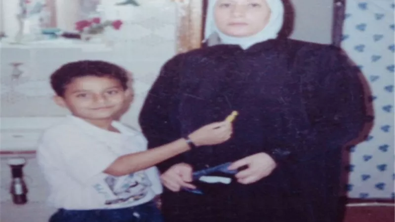 إسلام حافظ ووالدته