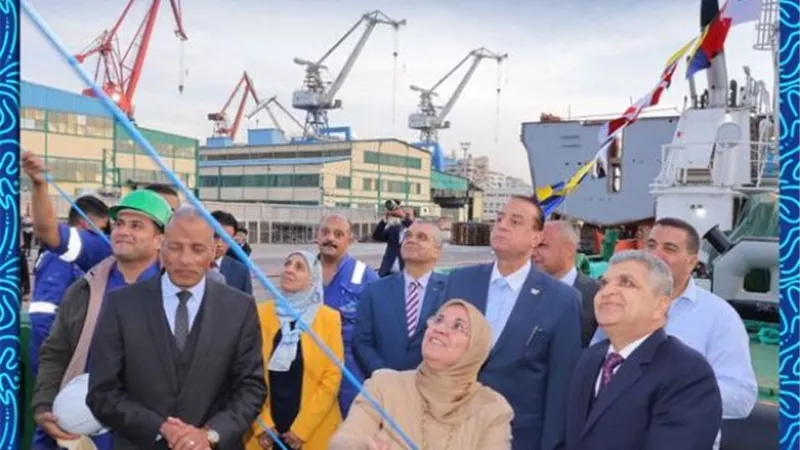 الفريق ربيع يرفع العلم المصري على القاطرة 