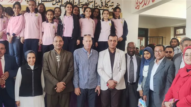 وكيل وزارة التعليم بقنا يكرم الأمهات المثاليات وأسر الشهداء