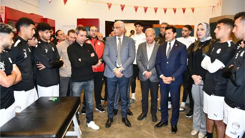 وزير الرياضة يدعم لاعبي منتخب مصر الأولمبي قبل مواجهة زامبيا
