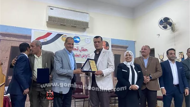 وكيل وزارة التعليم بقنا يكرم اوائل الطلبه بالتعاون مع حزب مستقبل