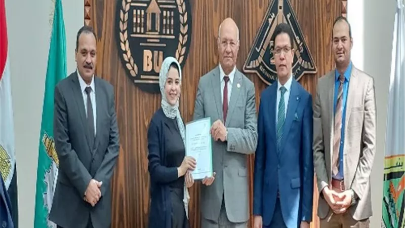 سوسه يسلم عقود الشركات التي تم احتضانها في حاضنة جامعة بنها.. صور