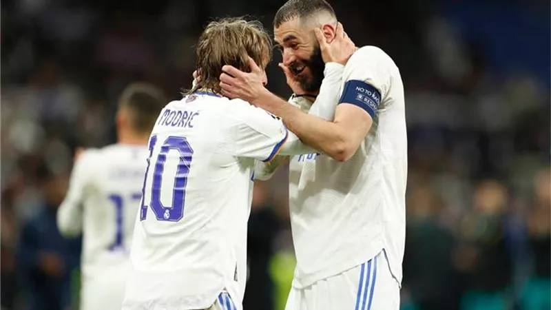 بنزيما ومودريتش يقتربان من مغادرة ريال مدريد بسبب عروض سعودية