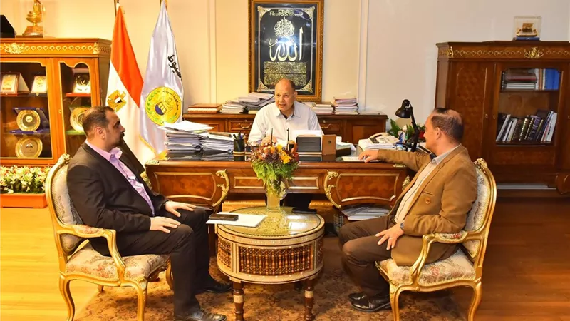 محافظ أسيوط يناقش الموقف التنفيذى لمشروعات مياه الشرب