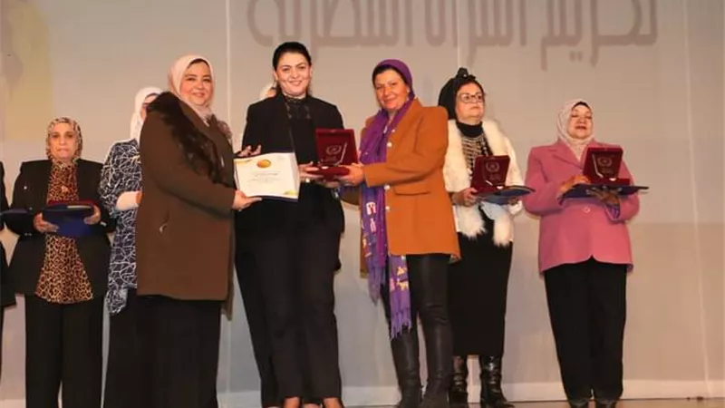 الثقافة تكرم هند جوزيف عضو شيوخ أسيوط