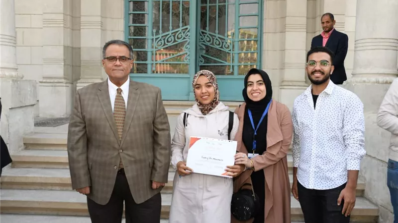نائب رئيس جامعة عين شمس يكرم الطلاب الفائزين في مسابقات الإبتكار