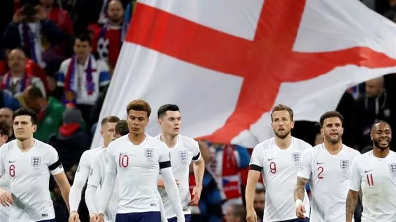 منتخب إنجلترا يغادر عاصمة الضباب لمواجهة إيطاليا غدًا