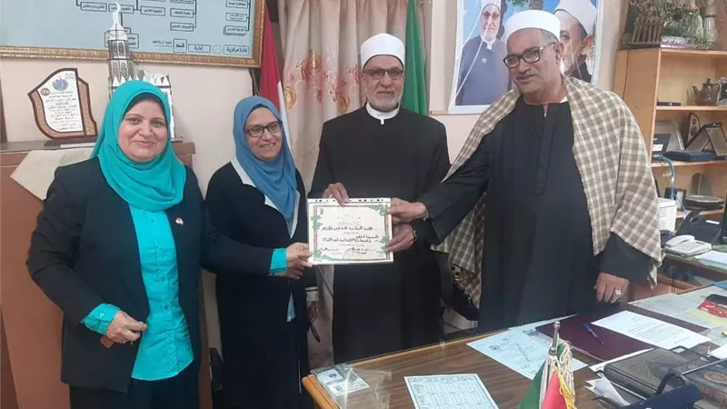 رئيس المنظمة العالمية لخريجي الأزهر بالمنيا.. يكرم الأمهات المثال