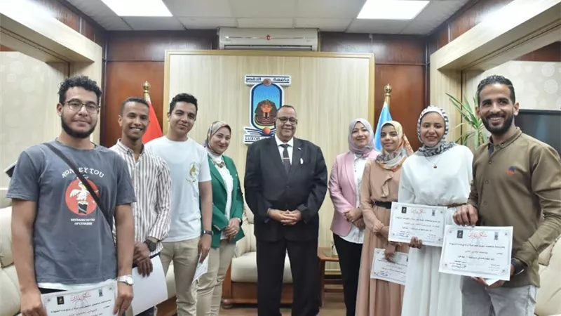 رئيس جامعة الأقصر يكرم الفائزين بمسابقة 