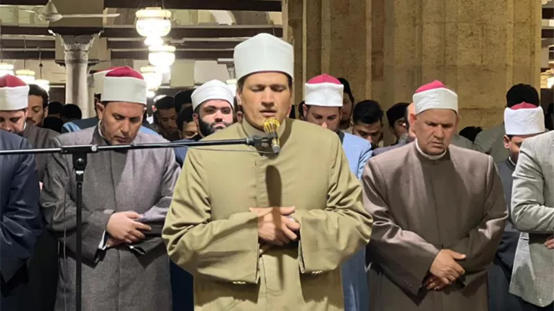 وكيل وعلماء الأزهر يتقدمون المصلين في أول «تراويح» بالجامع الأزهر