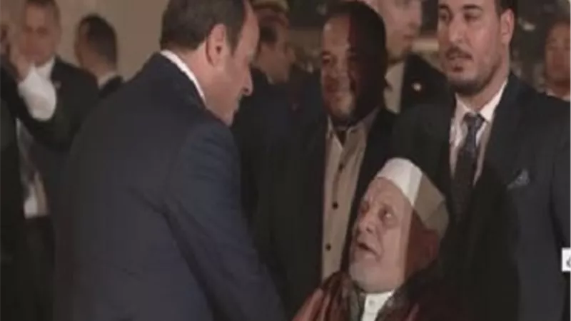 الرئيس السيسي يصافح أحمد عمر هاشم خلال افتتاح مركز مصر الثقافى الإسلامى