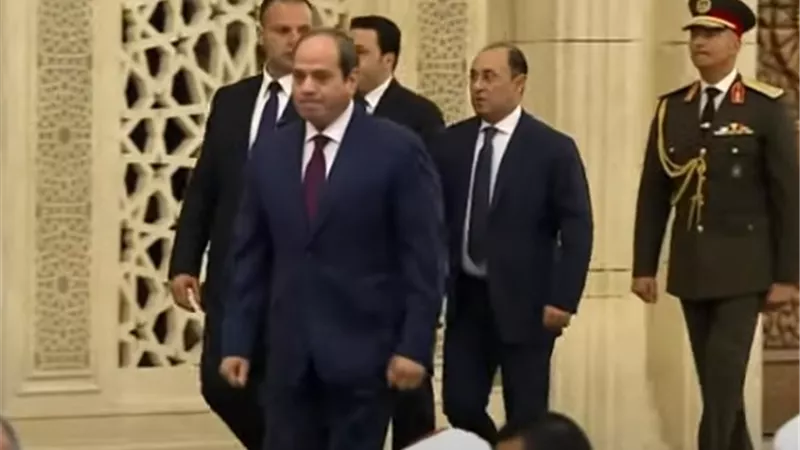 الرئيس السيسى يتفقد دار القرآن الكريم خلال افتتاح مركز مصر الثقافى الإسلامى