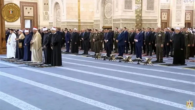 الرئيس السيسي يؤدي صلاة الفجر في مركز مصر الثقافي الإسلامي