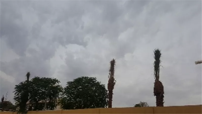 سحب كثيفة تغطي سماء الأقصر..وانخفاض بدرجات الحرارة