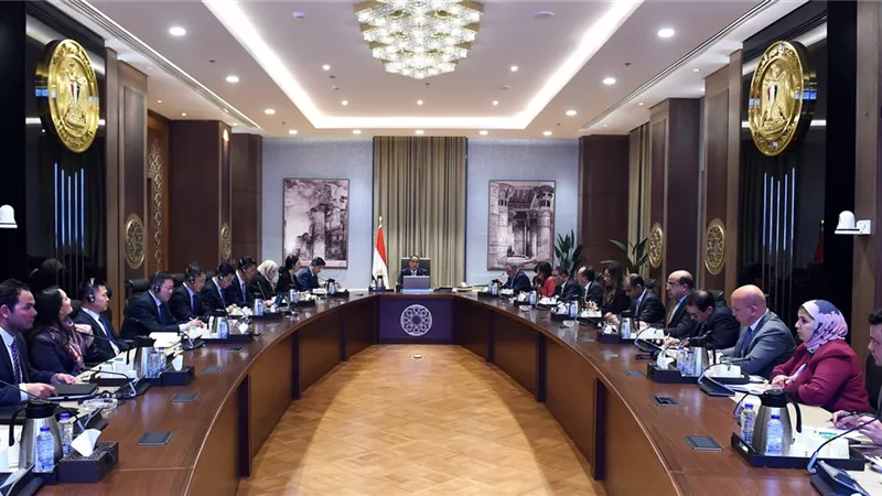 مدبولى يلتقى مسئولى شركة صينية تستعد لإنتاج مواسير الزهر