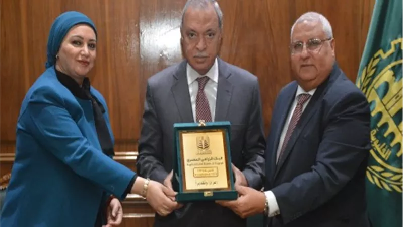 ٢٥٠ ألف جنيه تبرع من البنك الزراعي للأسرالأكثر احتياجا بالقليوبية