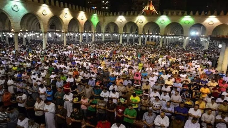 حكم القراءة من المصحف أثناء الصلاة