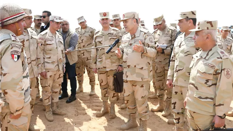 رئيس الأركان يشهد بياناً عملياً للتكتيكات الصغرى والمهارة فى الميدان لإحدى تشكيلات الجيش الثانى الميدانى