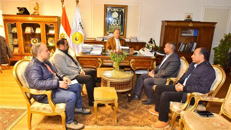سعد يتابع معدلات الأداء ونسب التنفيذ بمشروعات الصرف الصحي
