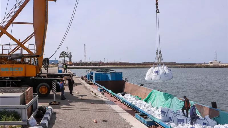 ميناء دمياط يؤكد مزاياه التنافسية بتفريغ وشحن بضائع عامة