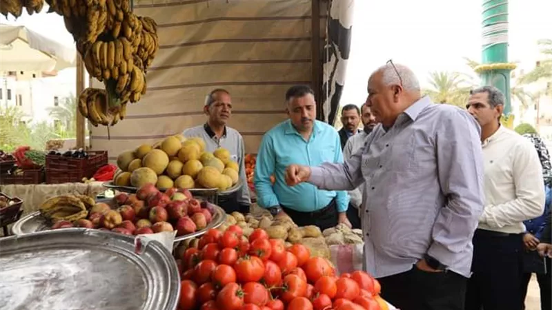 ازالة شوادر خضر ومواد غذائية غير ملتزمة بتخفيض الأسعار بالخارجة