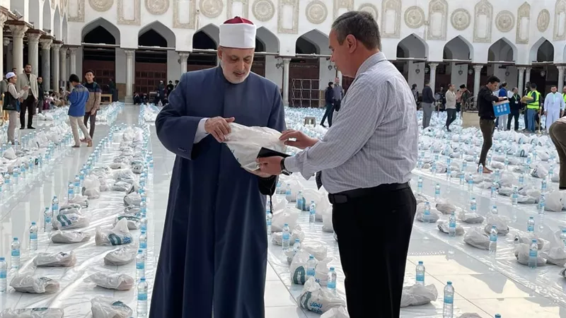 وكيل الأزهر يتفقد تجهيزات الإفطار الجماعي بالجامع الأزهر