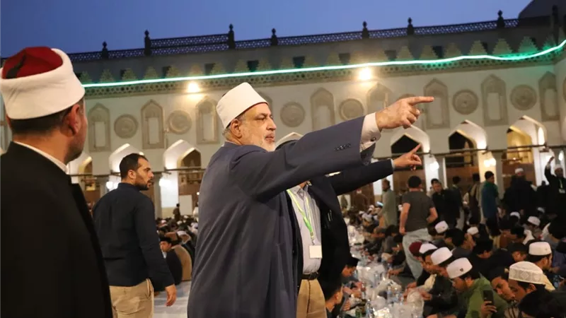 وكيل الأزهر يشارك الطلاب الوافدين إفطار رمضان بالجامعة