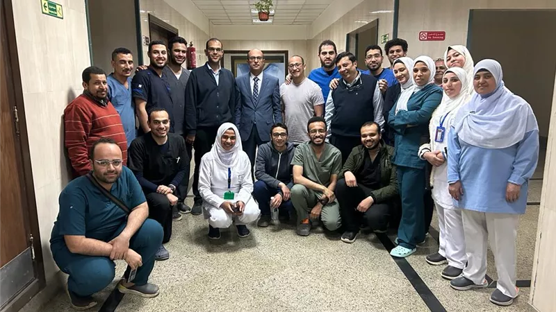 رئيس جامعة اسيوط يشارك الأطقم الطبية وجبة الإفطار