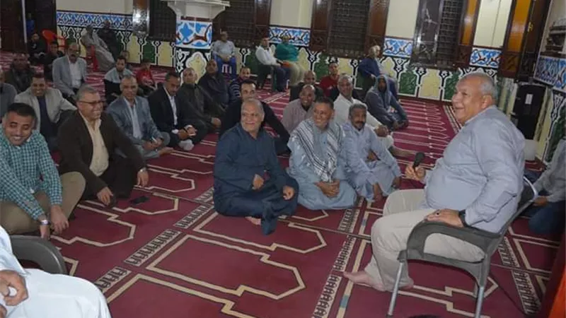 الزملّوط يؤدي صلاة التراويح ويلتقي المواطنين بمسجد تقسيم المعلمين
