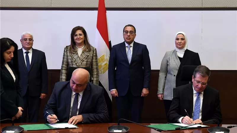 مدبولي يشهد توقيع بروتوكول لتشغيل مراكز تكنولوجية نموذجية متنقلة