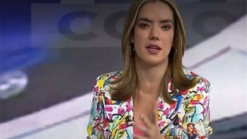 خلال برنامج على الهواء.. مذيعة تسقط على الأرض |فيديو