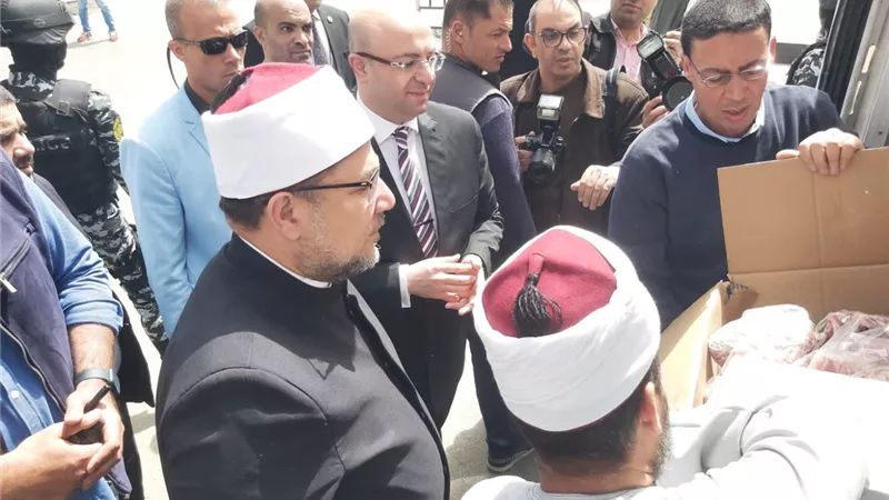 وزير الأوقاف ومحافظ بني سويف يوزعان لحوم صكوك الإطعام .صور