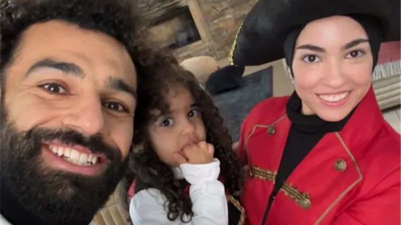 محمد صلاح يشارك متابعيه بصورة عائلية