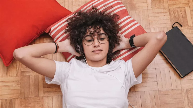 فوائد النوم على الأرض .. ومن يجب أن يتجنبه